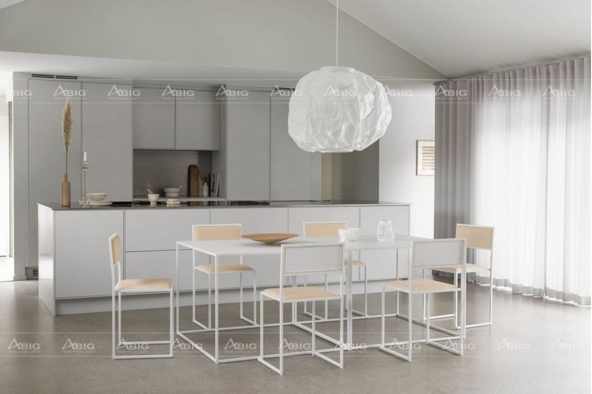 Tối giản hóa hết mức có thể các chi tiết nội thất được sử dụng trong nhà bếp.