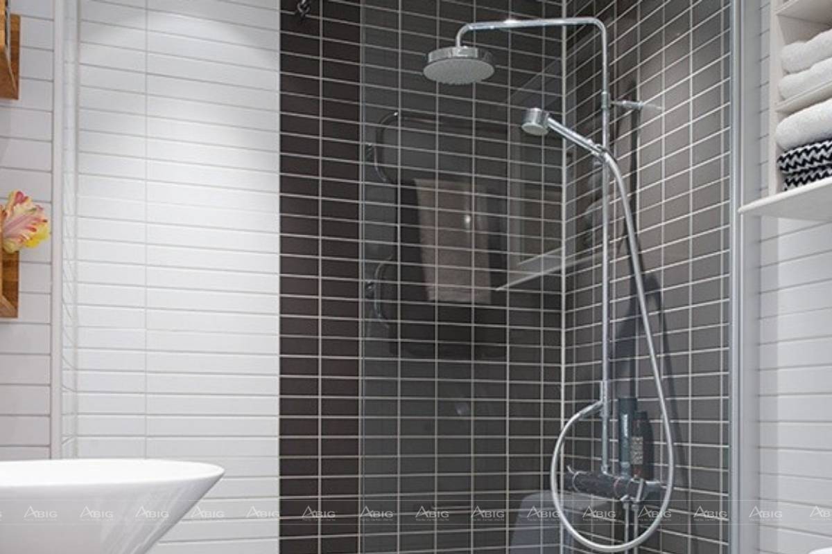 2 tone màu đen trắng đan xen làm cho phòng tắm trở nên lạ mắt hơn.