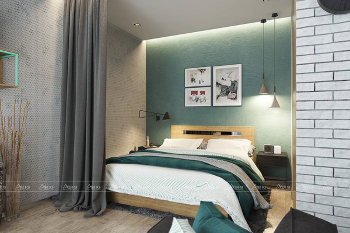 Phòng ngủ được trang trí đơn giản với đèn thả trần, tone màu trắng xanh nhẹ nhàng với rèm cửa lãng mạn. 