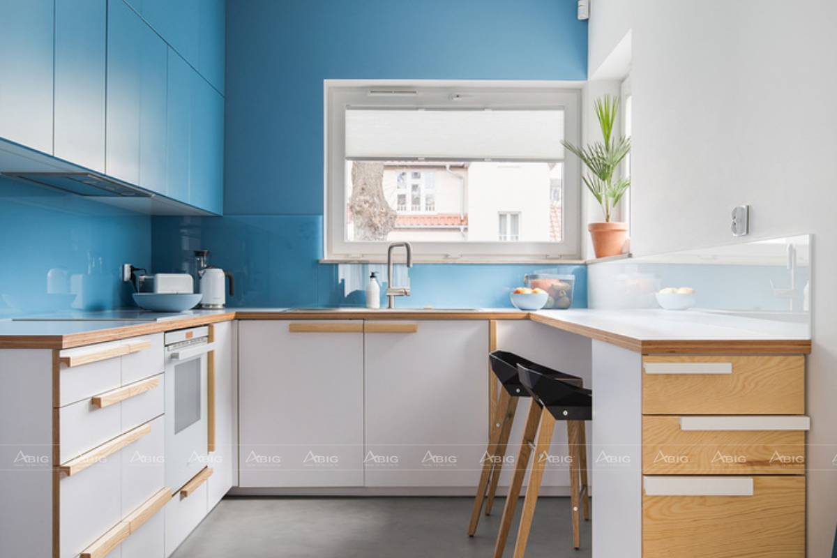 Không gian nấu nướng trẻ trung với màu xanh nước biển.