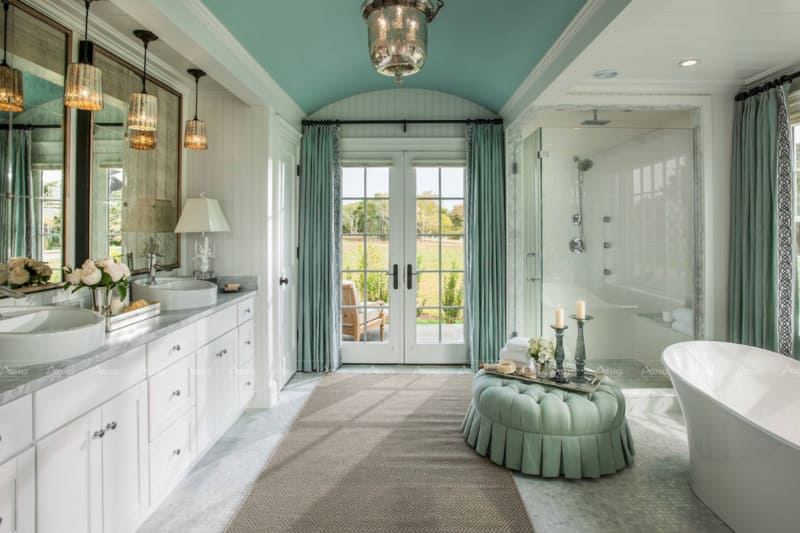 Phòng tắm rộng rãi với tông màu xanh nhẹ dịu mắt