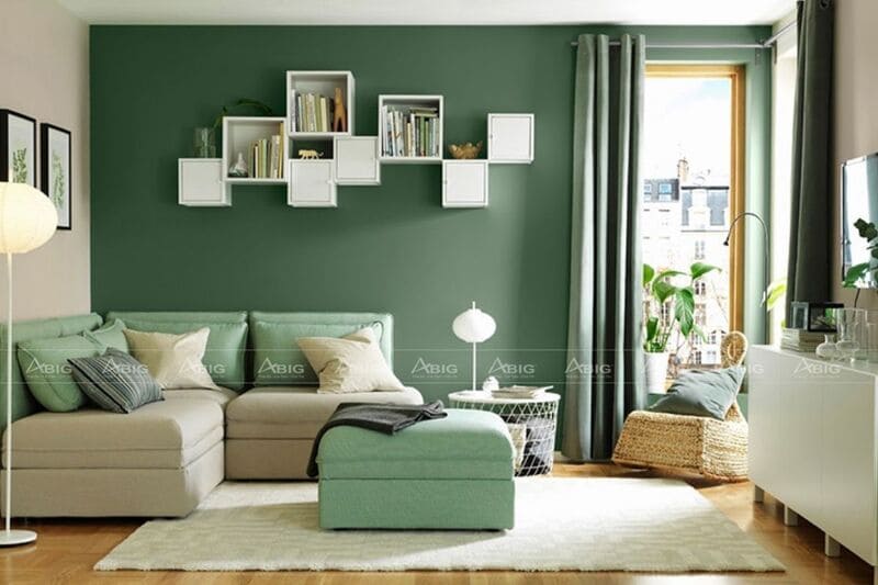 phòng khách được thiết kế với tông màu đối lập xanh lá và màu be