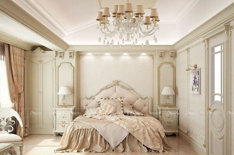 Phòng ngủ sang trọng với điểm nhấn là bộ đèn chùm mang phong cách cổ điển