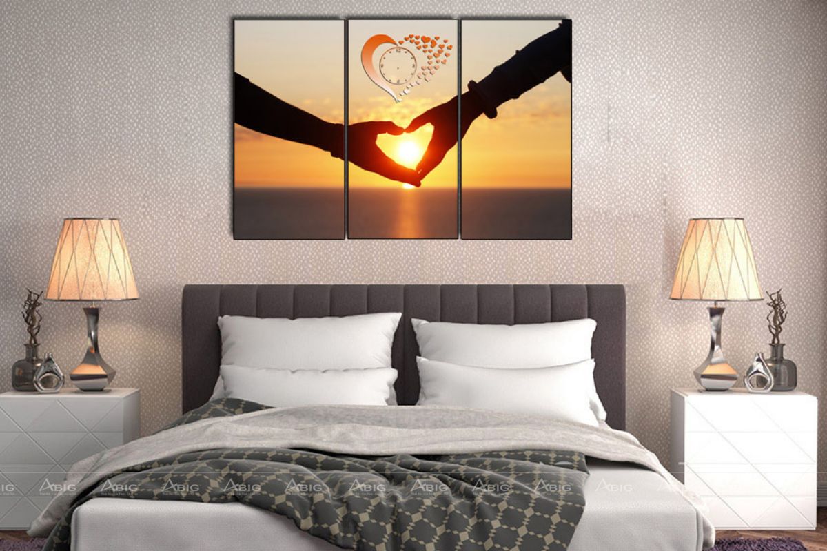 Phòng ngủ lãng mạn với bức tranh đôi bàn tay đan hình trái tim
