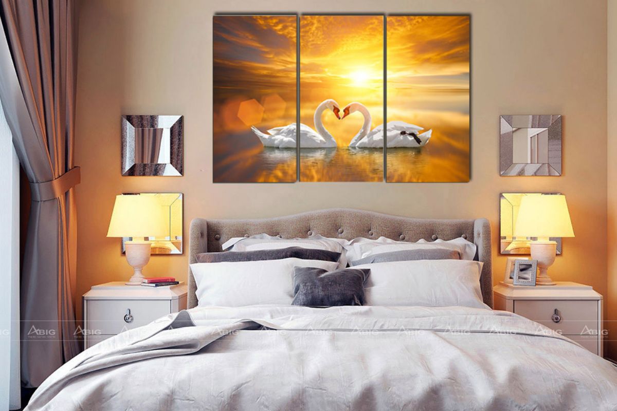 Sự kết hợp hài hòa giữa màu sắc bức tranh và gam màu chủ đạo của phòng ngủ tạo nên một không gian đầy thú vị