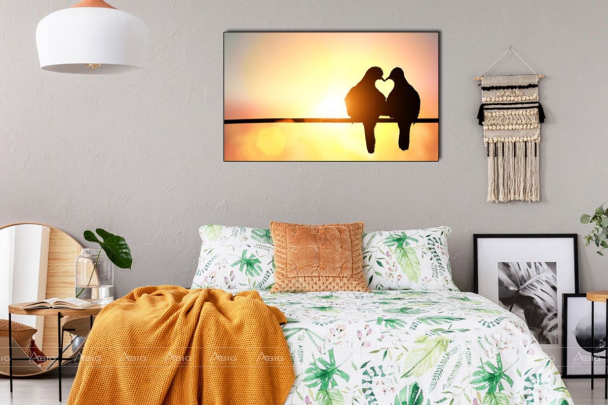 Thiết kế phòng ngủ vợ chồng lãng mạn với tranh treo tường hình đôi chim bồ câu