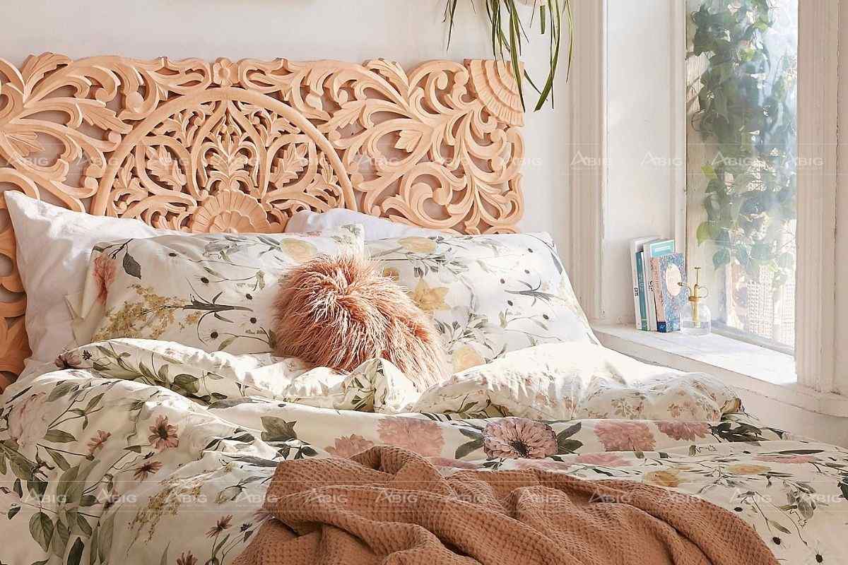 Đầu giường ngủ được chạm khắc bằng những đường nét thiết kế sáng tạo