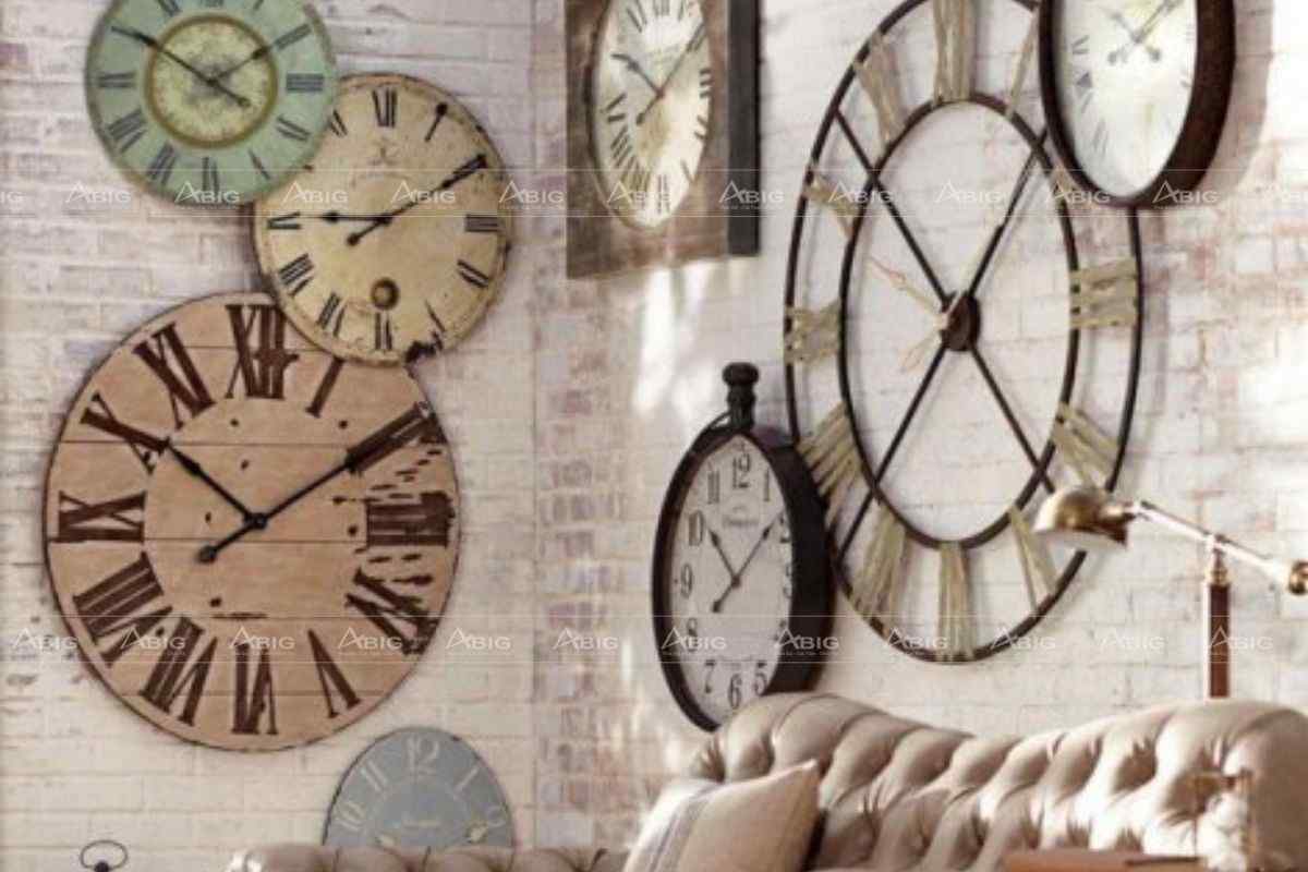 Đồng hồ vintage với nhiều kích thước và màu sắc được bày trí tùy ý trên nền tường
