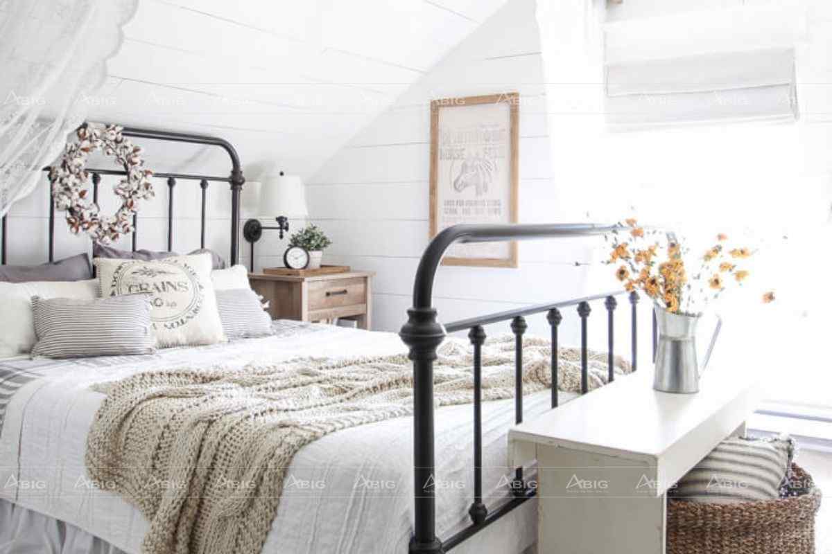 Mẫu thiết kế phòng ngủ Vintage gác mái được bao trùm bằng sắc trắng tinh tế