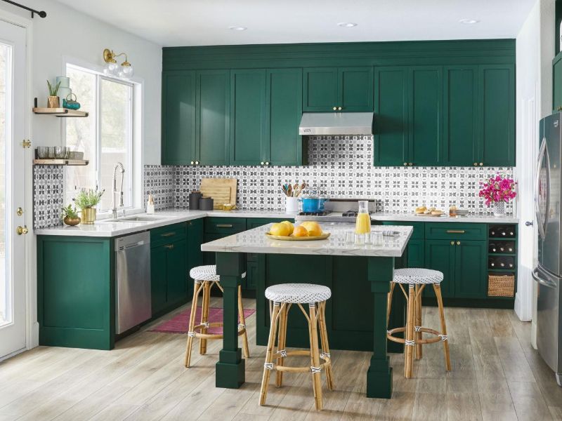 Mẫu nhà bếp màu xanh với nội thất nhỏ phù hợp cho nhà có diện tích khiêm tốn
