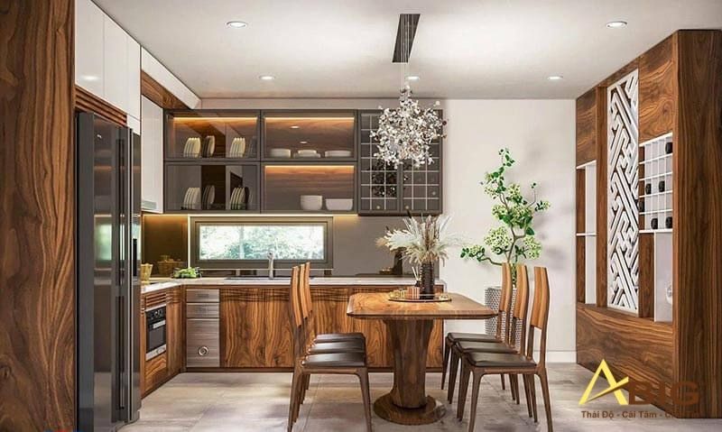 Phòng bếp cũng được thiết kế nội thất gỗ tự nhiên đồng bộ với phòng khách